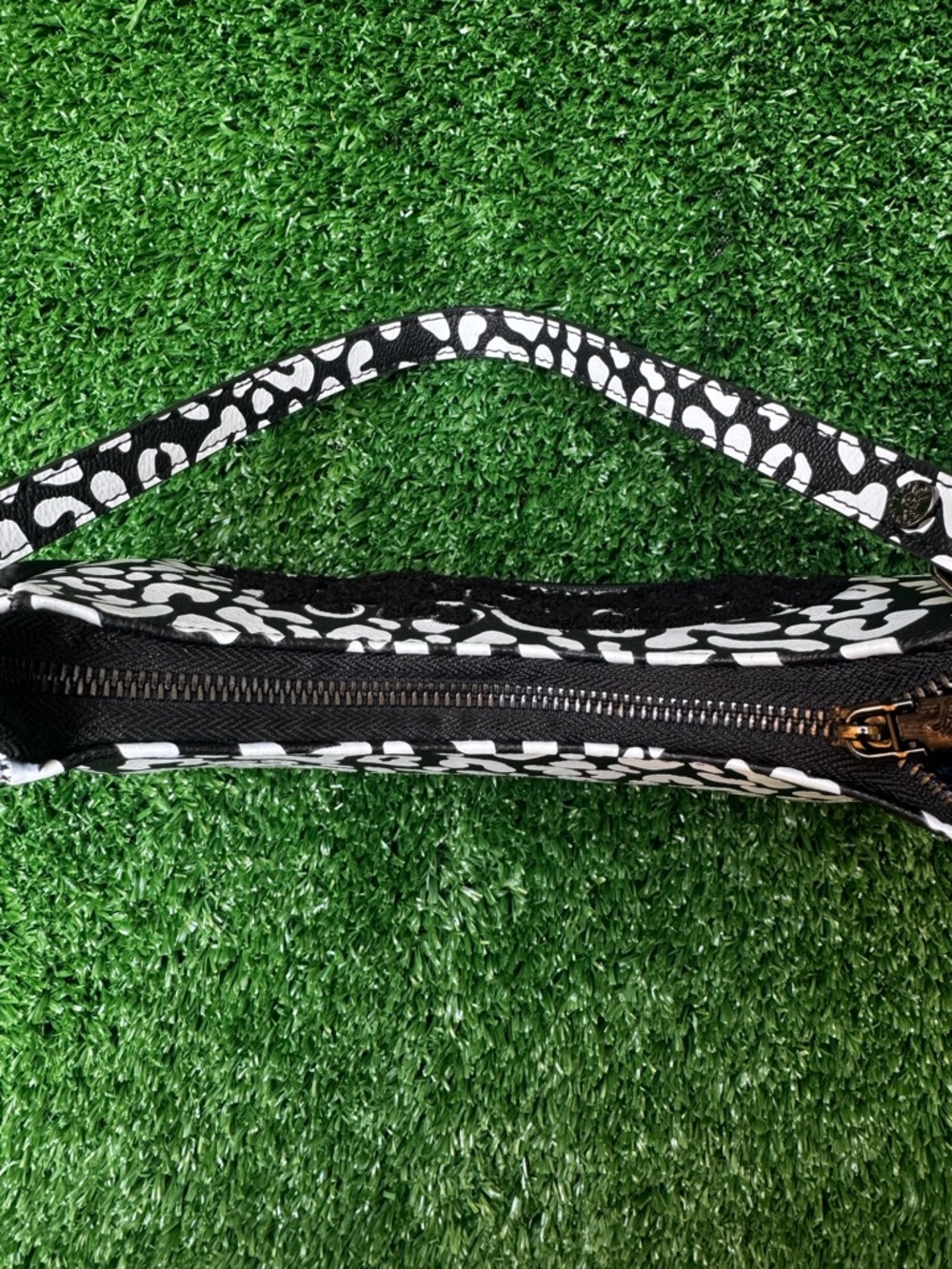 Von Dutch Black & White Leopard Print Shoulder Bag - Picture 4 of 5